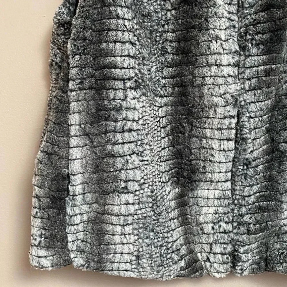 5/48 Grey Faux Fur Vest Size Medium | Soft Zip Up Sleeveless Jacket - Picture 3 of 10